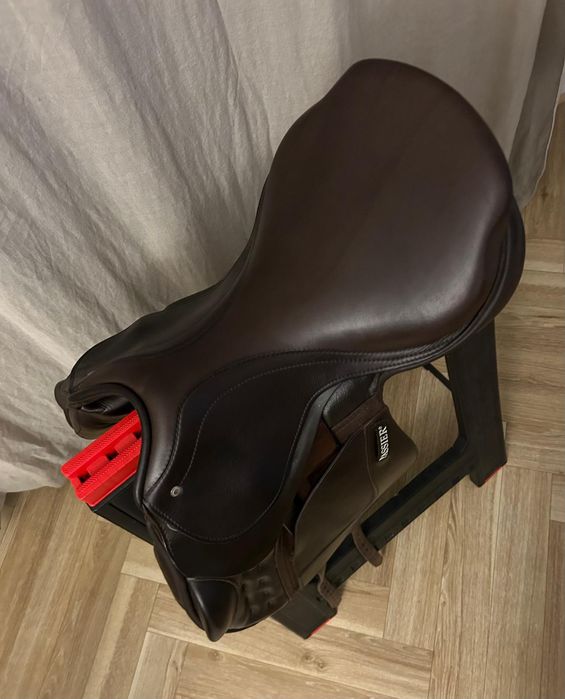 siodło skokowe Passier, model Carolina. Rozmiar siedziska: 17.5”