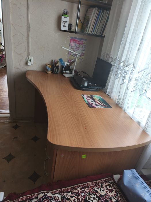 Письмовий стіл..