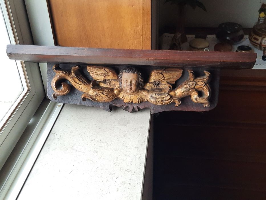 Prateleira antiga em madeira  entalhada com  querubim dourado
