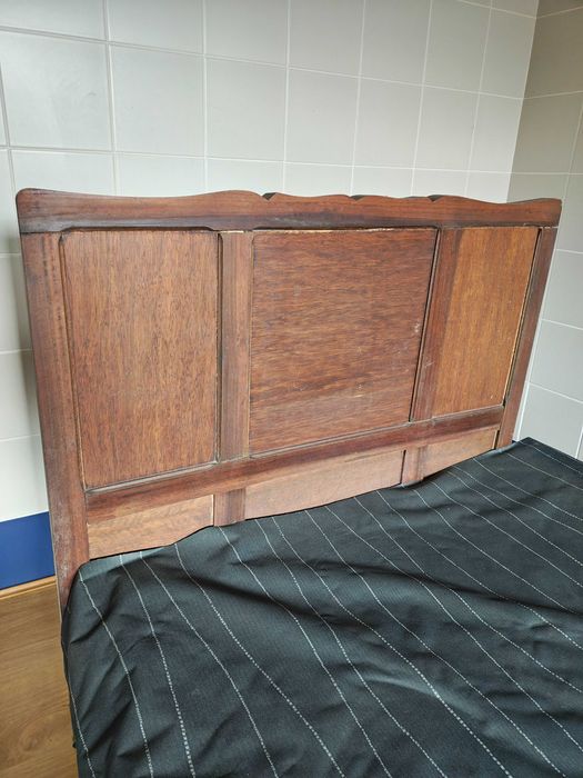 Cama antiga de solteiro em madeira