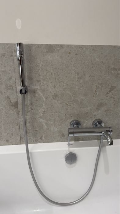 Bateria wannowa Grohe Essense z prysznicem