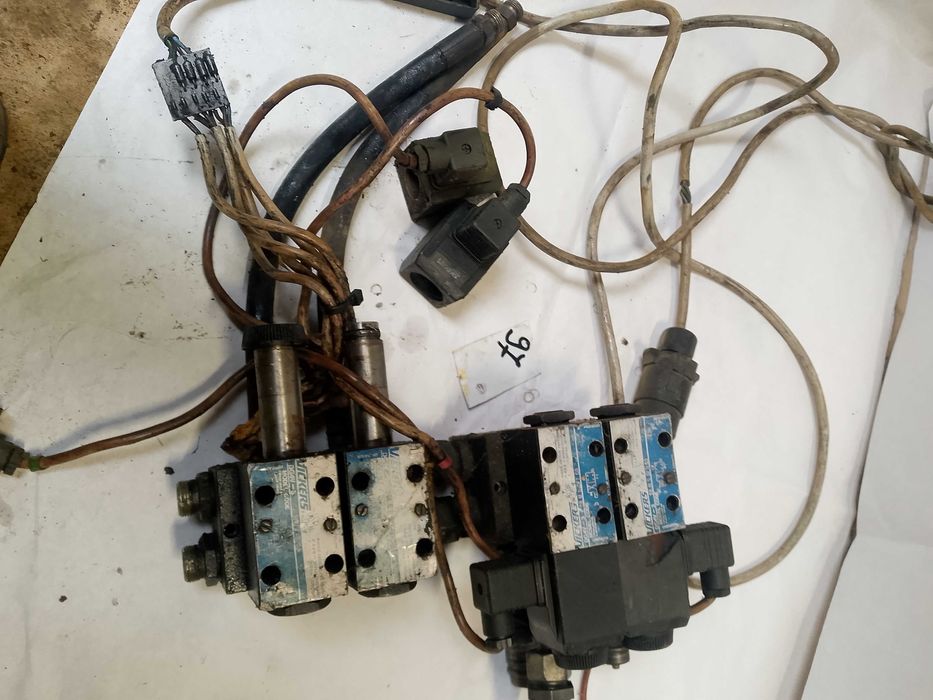 Rozdzielacz VICKERS hydraulkiczny elektryczny sterowanie siłowanikami