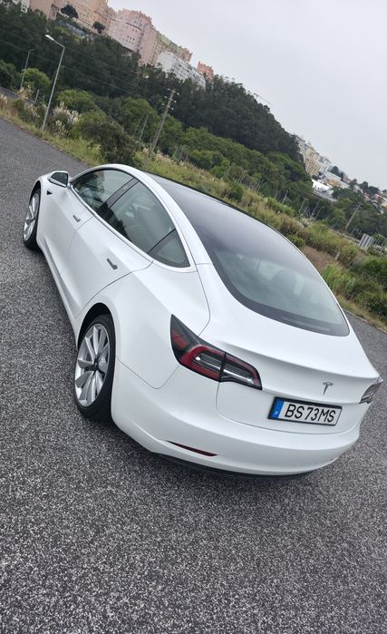 Tesla standard range 325cv
