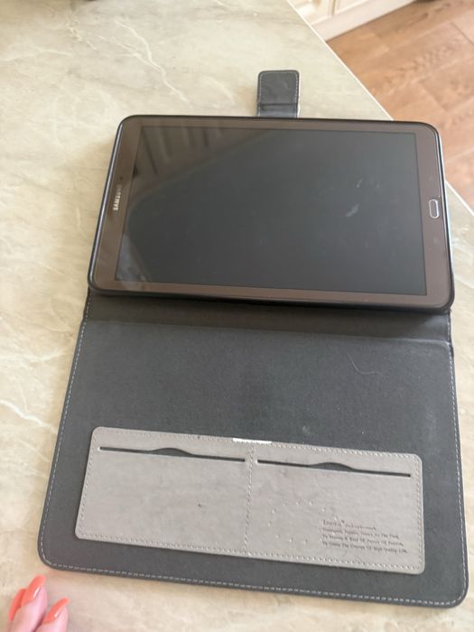 Планшет Samsung SM-T561
