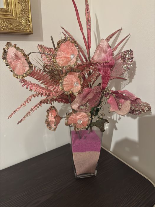 Jarra de vidro com flores artificiais e areia incluido