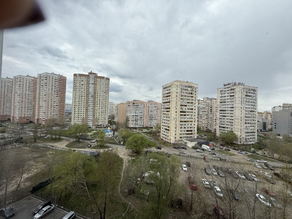 Продам  2к  студію на Ревуцького, 54а
