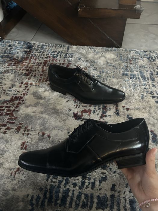 męskie skurzane pantofle lakierowane