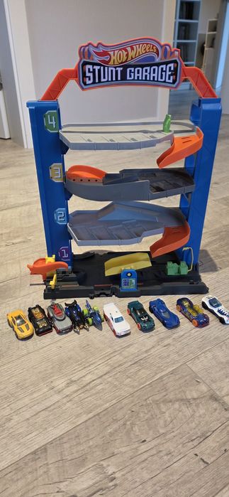 Garaż  Hot Wheels i 10  samochodzików