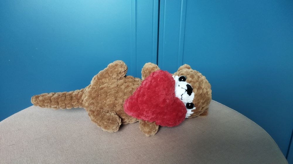 Wydra trzymająca serce na szydełku, pluszowa, na walentynki