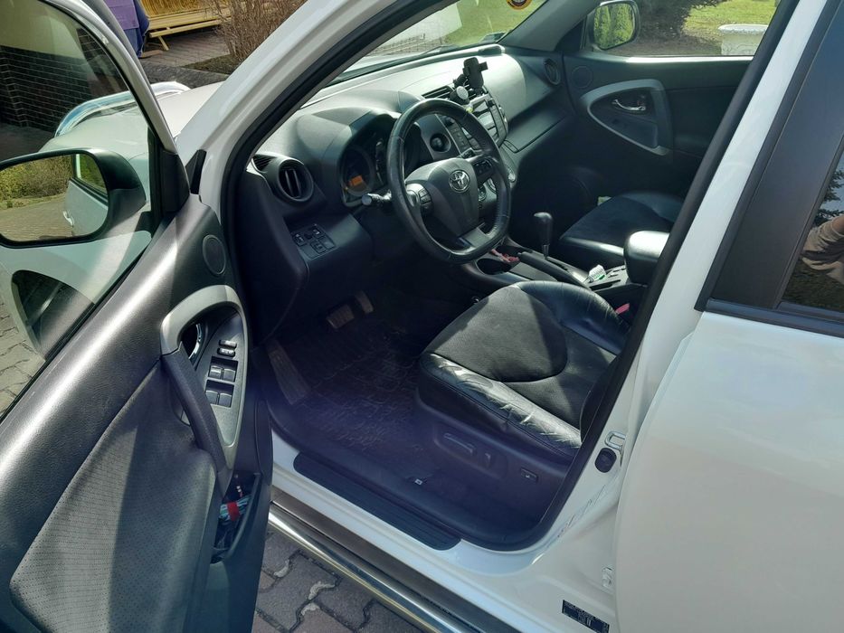 toyota RAV4 2010r silnik 2,0 benzyna pierwsza rejestracja 2011r 4x4