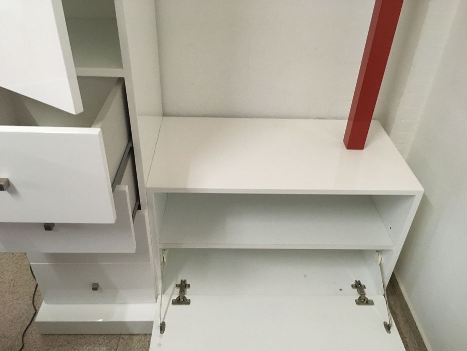 Móvel multifuncional em acabamento branco brilhante