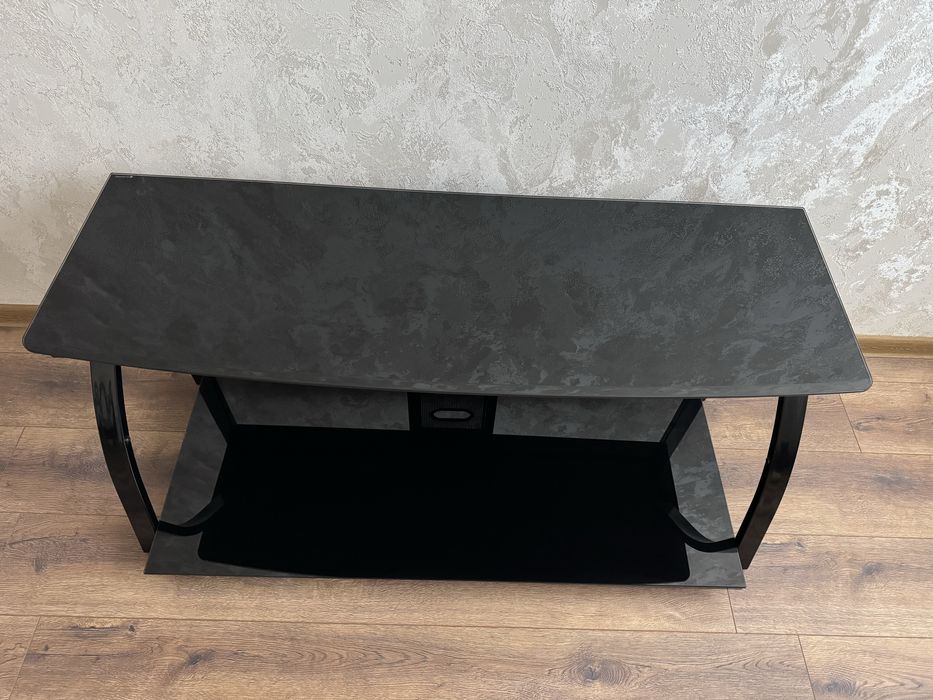 Скляний стіл під телевізор