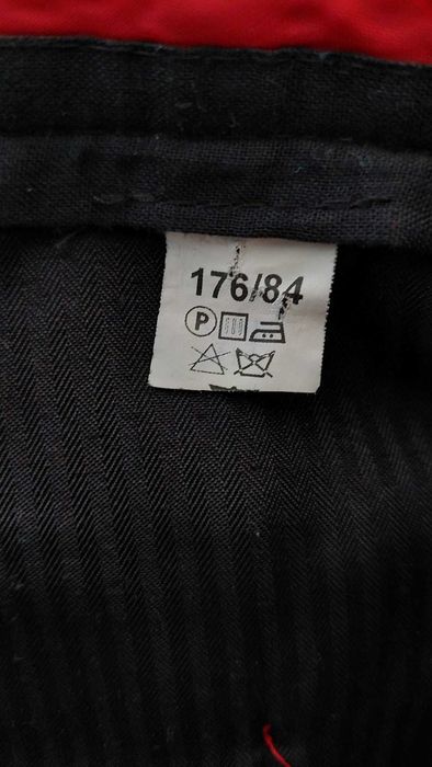 Elegancki granatowy garnitur z czerwonymi wstawkami