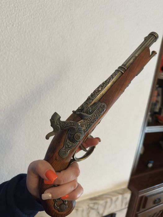 Replica decorativa de pederneira em madeira e metal, estilo antigo