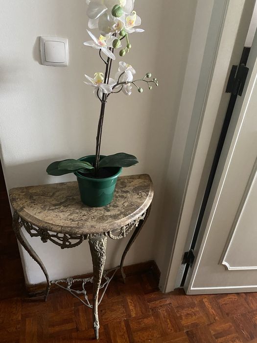Mesa de Entrada / Hall com Tampo em Mármore e Pés em Latão