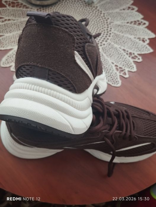 Кросівки жіночі.