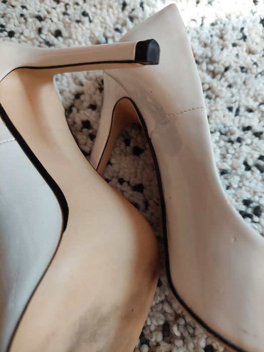 Sapatos de salto alto branco