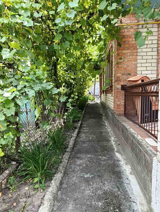 Продається половина будинку в районі ЦРБ по вул. Нова.
