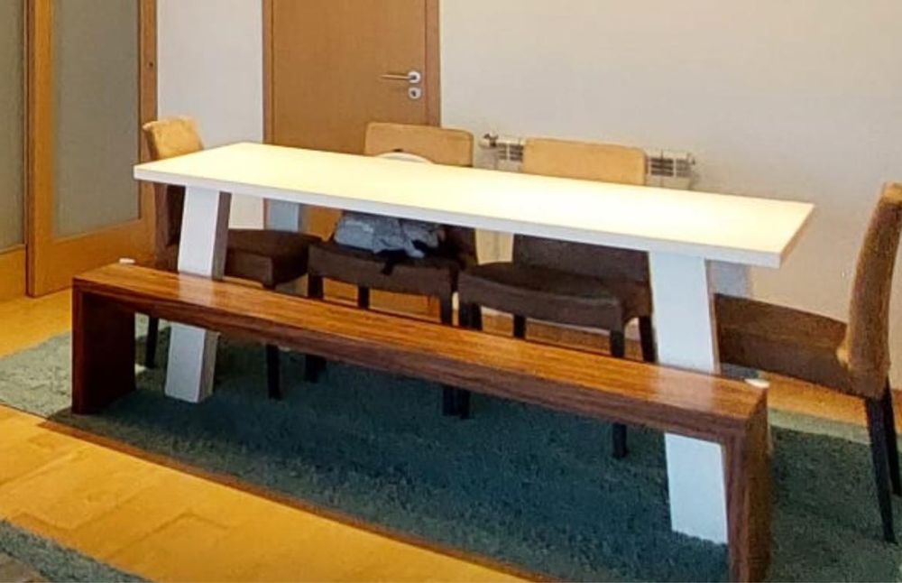 Mesa de jantar branca e 4 cadeiras veludo camel