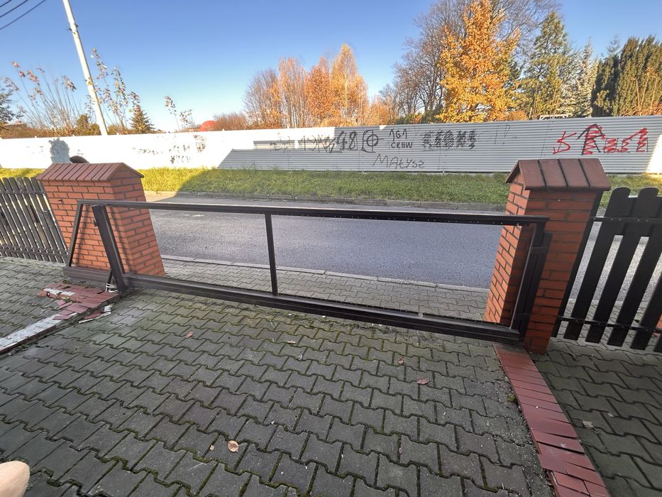 Brama przesuwna solidna