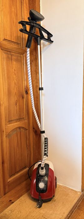 Отпариватель одежды напольный, рабочий, с регулятором пара