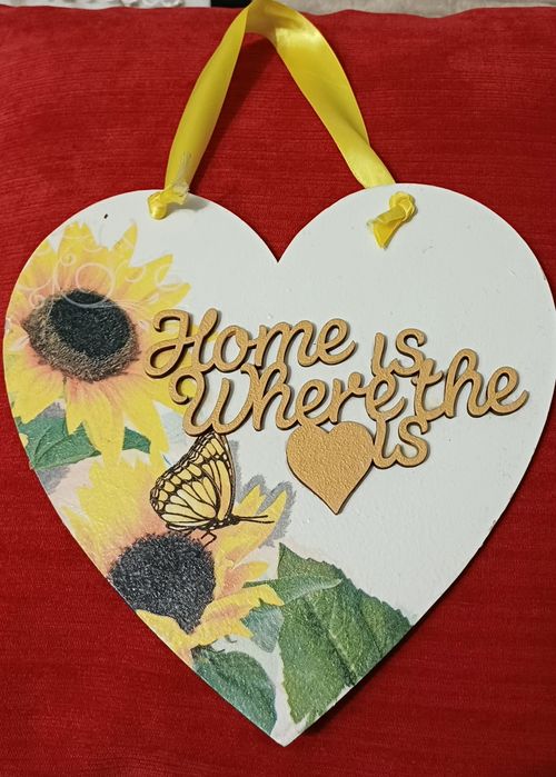 Декоративный предмет в форме сердца с надписью «Home is where the hear