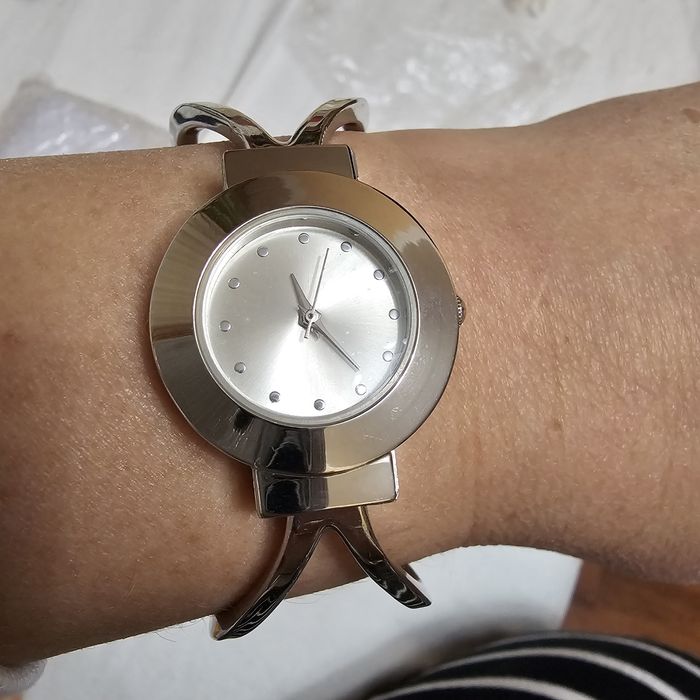 Часы женские Marc Ecko с камнями Avon