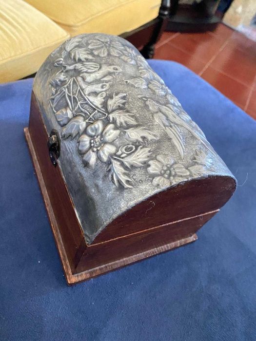 caixinha de madeira com tampo em pratinha, bom estado