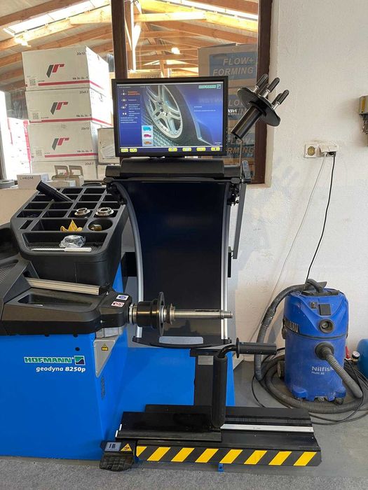 Wyważarka do kół Geodyna 8250 2-P osobowa, bardzo mało używana, stan idealny, z plyta dociskowa Quickplate V, winda i stozkami Haweka