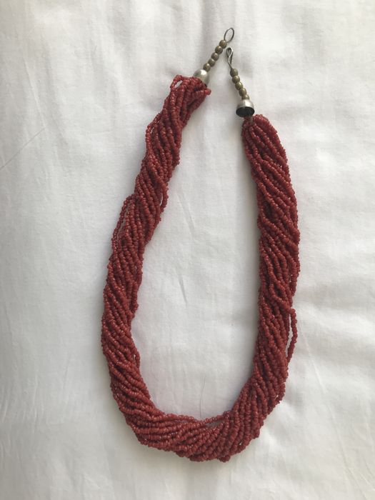 Colar oriental, de missangas, de cor de tijolo