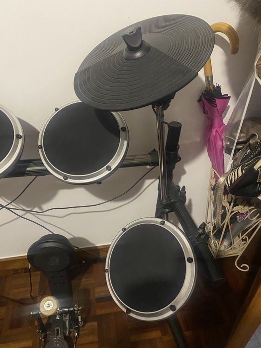 Bateria Eletronica BEHRINGER completa em otimo estadoe em pleno funcionamento