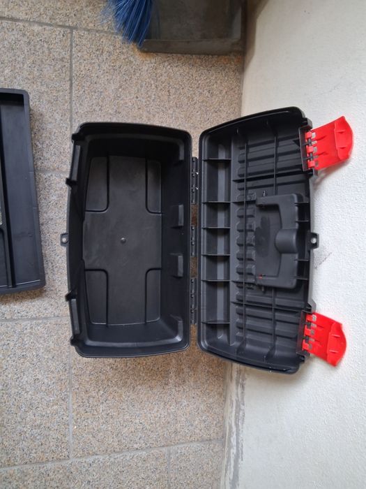 Toolbox with ample space449117544808468483