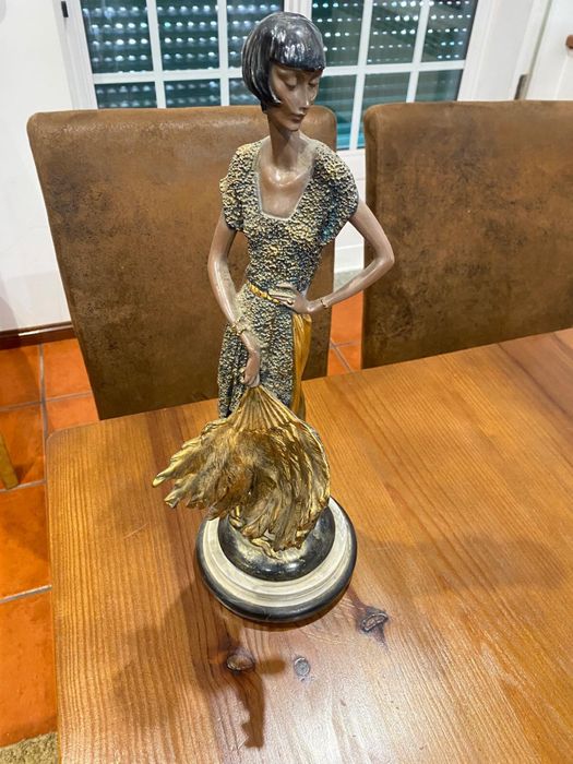 Conjunto de estatuetas de bronze e marfinite