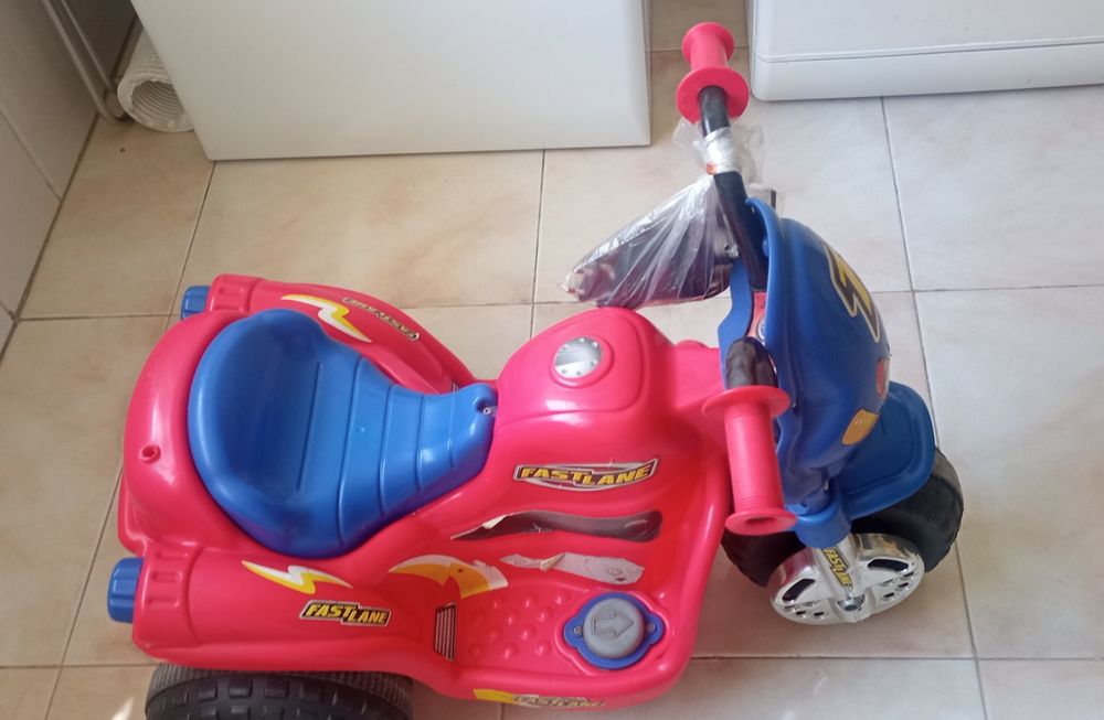 Trotinete elétrica para criança