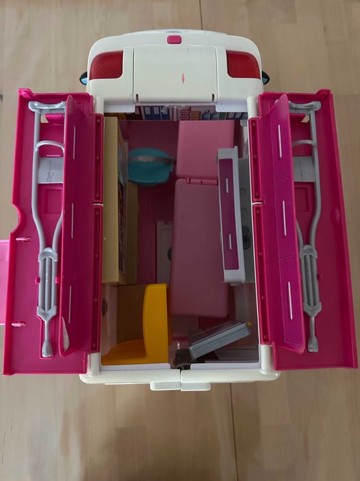 Barbie ambulância