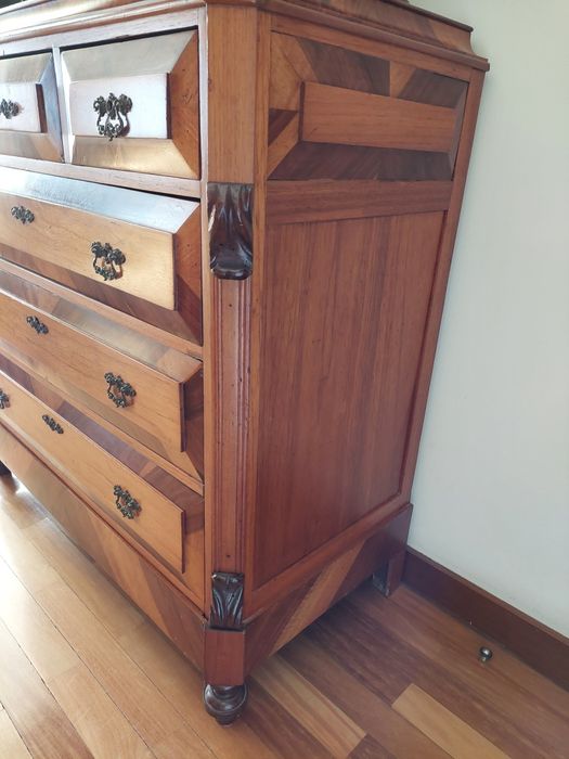 Cómoda antiga de estilo, com ferragens originais cinco niveis de gavet