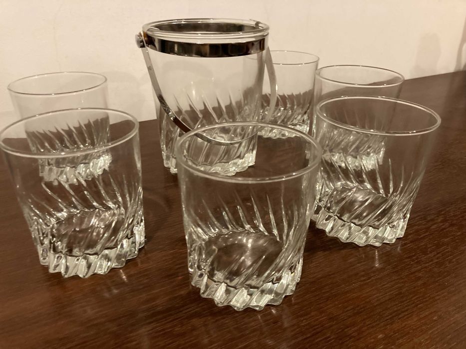 Balde e copos de whisky