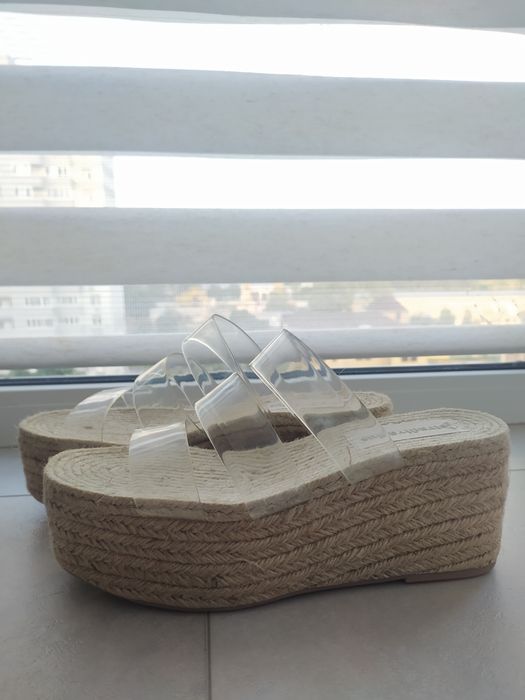 Нові шльопанці на платформі, Stradivarius