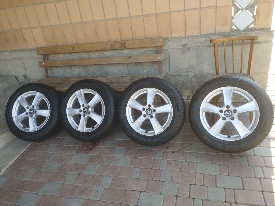 Продам комплект  літньої резини з титановими дисками  205/60 R16