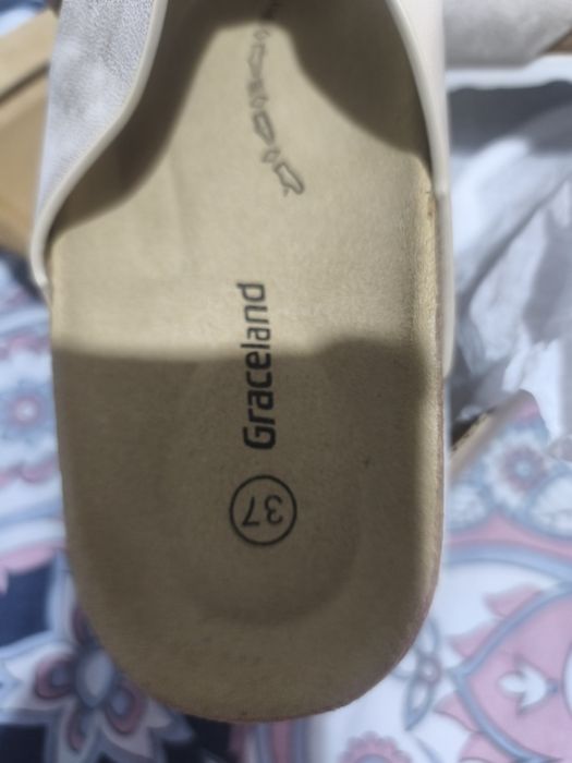 Klapki nowe, beżowe