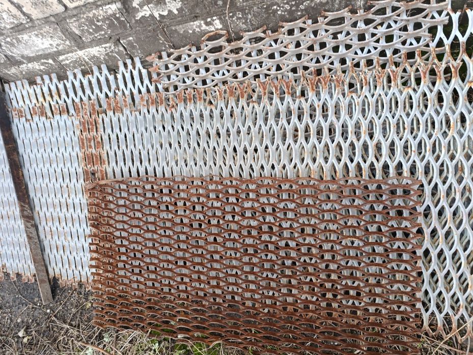 Продам сетку та проф трубу великих розмірів та товщиною 5 мм.