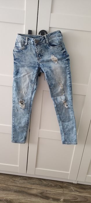 Jeansy z dziurami