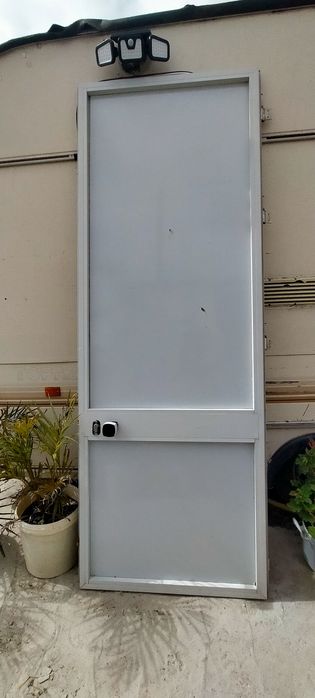 Porta em alumínio e vidro