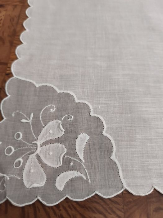 Três naperons em cambraia