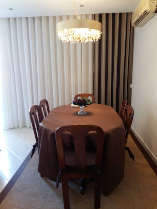 Mobília de Sala composta por Mesa, e Cadeiras e Móvel de TV