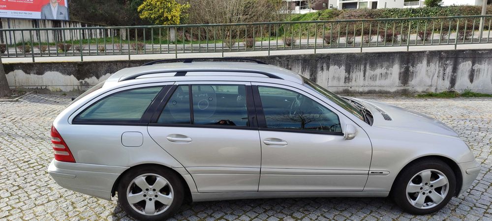 Mercedes cinzento