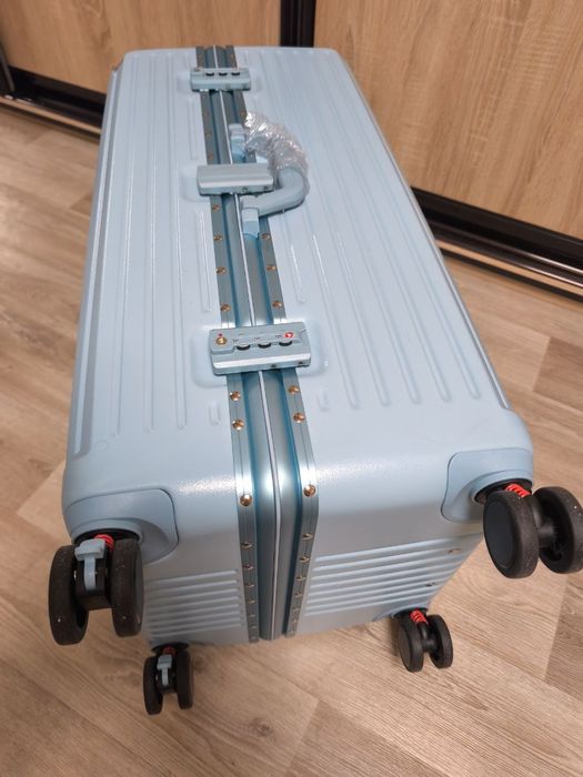 Валіза великого розміру Л з гарного пластику на подвійних колесах