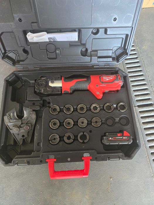 MILWAUKEE Zaciskarka Hydrauliczna do Kabli M18 HCCT-201C 16...