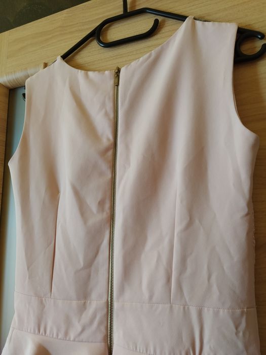 Sukienka puder jasny róż falbanki