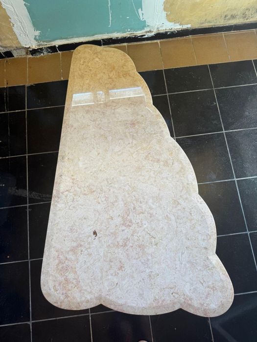 mesa de apoio feita de mármore